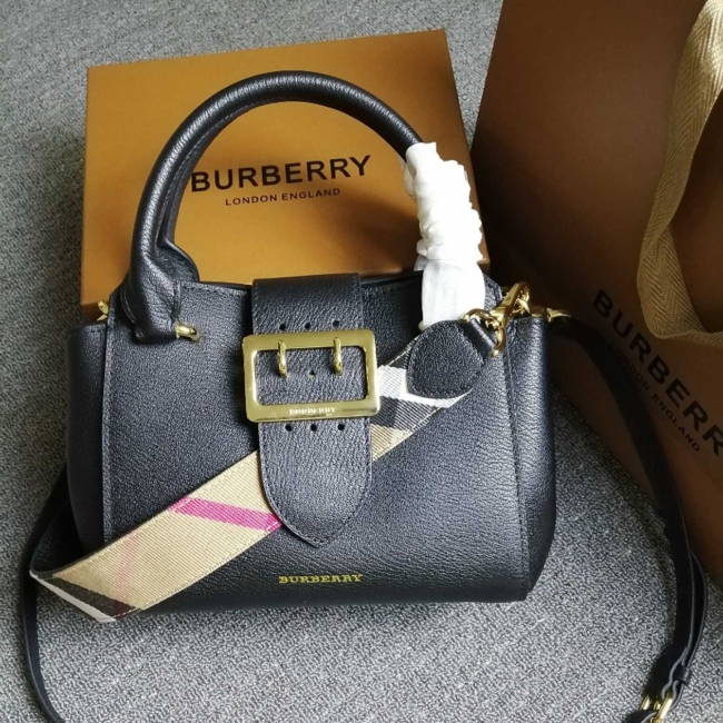 [Premium] 버버리 그레이니 버클백 23cm [블랙]